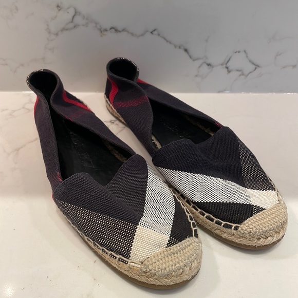 Like NEW Burberry Navy Blue Nova Check Canvas Espadrilles - Picture 4 of 13